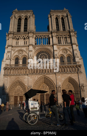 Paris, Frankreich, Straßenszene, Touristen vor dem Low Angle, Kathedrale Notre Dame, mittelalterliche Religion, Fassade, Türme Stockfoto
