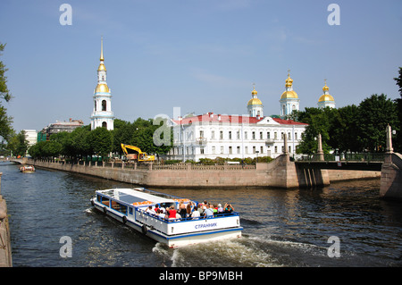 Grachtenfahrt Boot vorbei an St.-Nikolaus Marine-Kathedrale, Sankt Petersburg, nordwestlichen Region, Russland Stockfoto