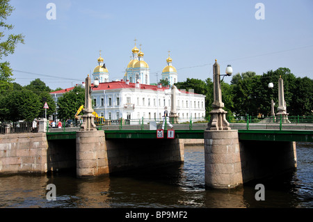 Kanalbrücke und St.-Nikolaus Marine-Kathedrale, Sankt Petersburg, nordwestlichen Region, Russland Stockfoto
