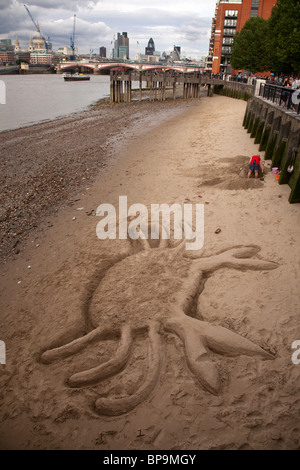 Krabben Sie-Sandskulpturen am Fluss Themse Strand in der Nähe von Gabriels Wharf, Southbank, London, England, UK. Stockfoto