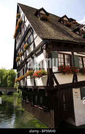 Der historische "Schiefes Haus" in der viele Ulm, Deutschland. Stockfoto