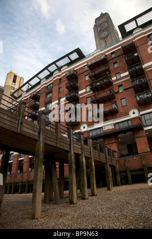 Oxo Tower aus der Themse Vorland bei Ebbe, South Bank, London UK. Stockfoto