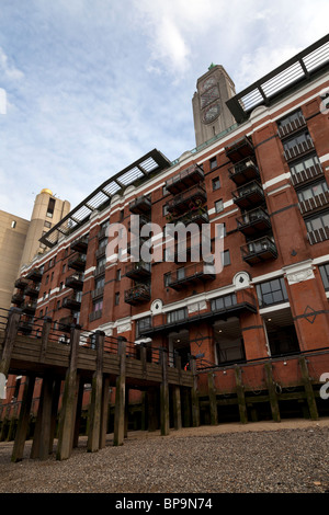 Oxo Tower aus der Themse Vorland bei Ebbe, South Bank, London UK. Stockfoto