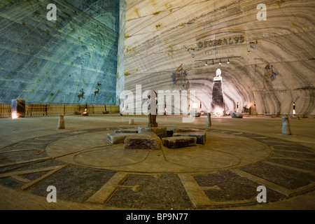 Tiefen unterirdischen Salzbergwerk ca. 500 m tiefen Riesige Salz gut Meine große Halle jetzt Host eine medizinische Einrichtung für die Atmung Krankheit bei Slanic entfernt Stockfoto