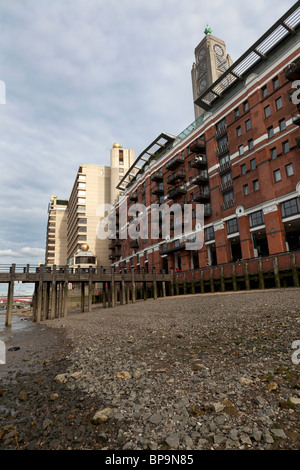 Oxo Tower aus der Themse Vorland bei Ebbe, South Bank, London UK. Stockfoto