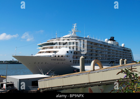 "Die Welt" Luxusliner angedockt an der Pier Head in Liverpool, Großbritannien