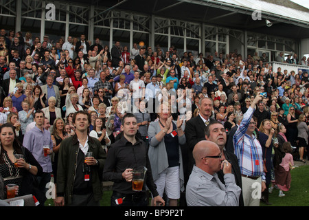 Überfüllten Tribüne Racegoers zu Feiern am Samstag, den 21. August, Perth 800 Race Day, Schottland, Großbritannien Stockfoto