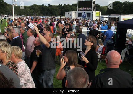 Die überfüllte Haupttribüne der Racegoers am Samstag, den 21. August, Perth 800 Race Day, Schottland, Großbritannien Stockfoto