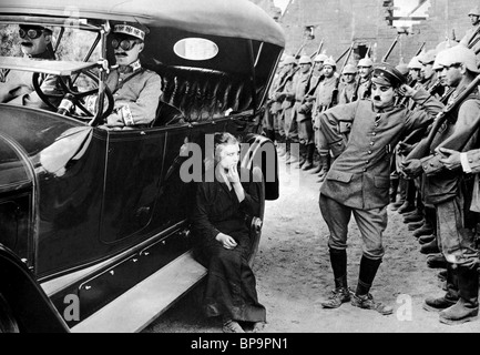 CHARLIE CHAPLIN-SCHULTER-ARME (1918) Stockfoto