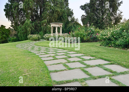 Schöner Weg entlang der Rose Garden von der Huntington Library. Stockfoto
