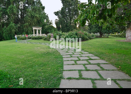 Schöner Weg entlang der Rose Garden von der Huntington Library. Stockfoto