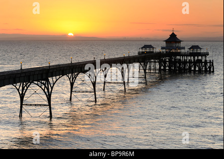 Die Pier in Clevedon, North Somerset, bei Sonnenuntergang. Clevedon Pier ist nur völlig intakt, Grade 1 aufgeführten Pier im Vereinigten Königreich. Stockfoto