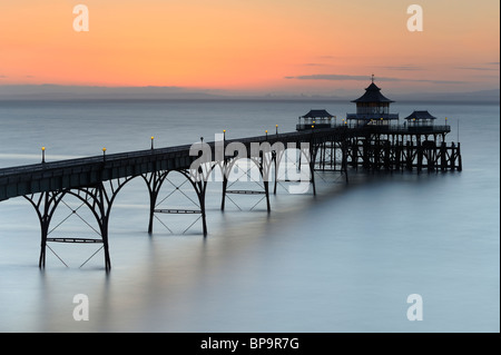 Die Pier in Clevedon, North Somerset, kurz nach Sonnenuntergang. Clevedon Pier ist nur völlig intakt, Grade 1 aufgeführten Pier im Vereinigten Königreich. Stockfoto