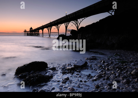 Die Pier in Clevedon, North Somerset, kurz nach Sonnenuntergang. Clevedon Pier ist nur völlig intakt, Grade 1 aufgeführten Pier im Vereinigten Königreich. Stockfoto