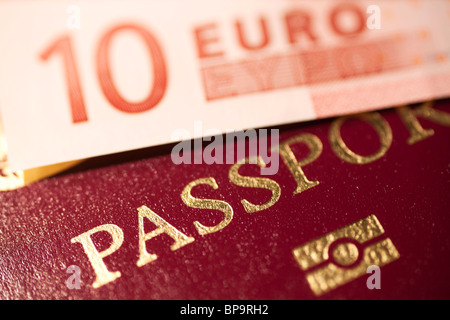 Reisepass mit einer 10-Euro-Schein an der Spitze Stockfoto