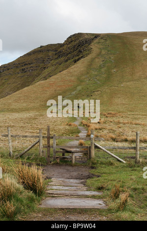 Einem gepflasterten Weg im Vorfeld Fan Y groß in den Brecon Beacons, Wales. Stockfoto