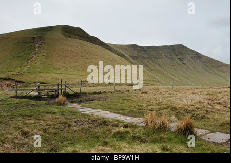 Ein gepflasterter Weg Cribyn in den Brecon Beacons, Wales im Vorfeld. Stockfoto