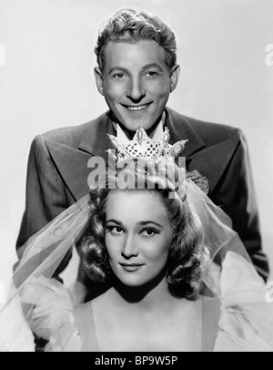 DANNY KAYE, Virginia Mayo, oben in den Armen, 1944 Stockfoto