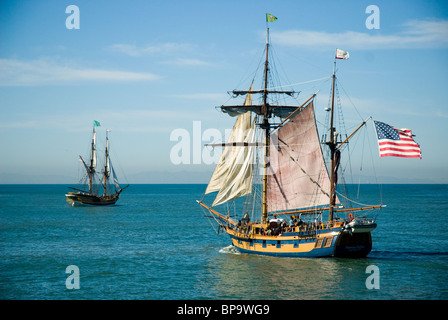 Großsegler, Lady Washington und die Hawaiian Chieftain Segeln aus dem Hafen von Ventura, Ventura, Kalifornien, USA. Stockfoto