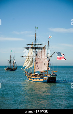 Großsegler, Lady Washington und die Hawaiian Chieftain Segeln aus dem Hafen von Ventura, Ventura, Kalifornien, USA. Stockfoto