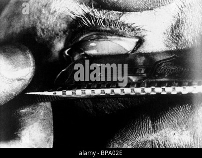 AUGAPFEL EINEN ANDALUSISCHER HUND MIT RASIERKLINGE GESCHNITTEN; UN CHIEN ANDALOU (1929) Stockfoto