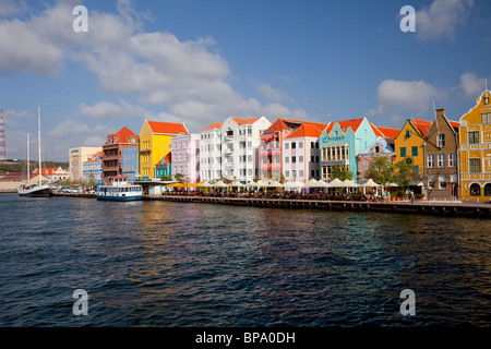 Bunte niederländischen Kolonialarchitektur in den Gebäuden im Abschnitt Punda von Willemstad, Curacao, Niederländische Antillen. Stockfoto