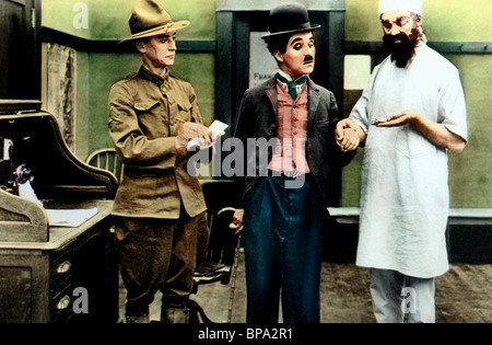 CHARLIE CHAPLIN-SCHULTER-ARME (1918) Stockfoto