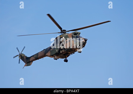 Eine getarnte militärische Hubschrauber im Flug Stockfoto