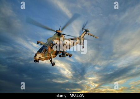 Eine getarnte Militärhubschrauber auf der Flucht vor einem dramatischen Himmel Stockfoto