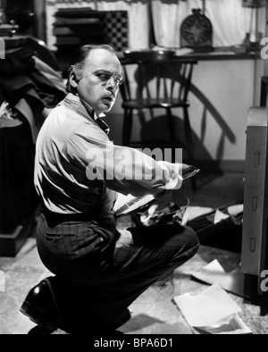 HERBERT LOM DER MANN, DER ZÜGE BEOBACHTET VORBEIZIEHEN (1952) Stockfoto