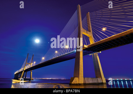 Portugal, Lissabon: Brücke Ponte Vasco da Gama bei Nacht Stockfoto
