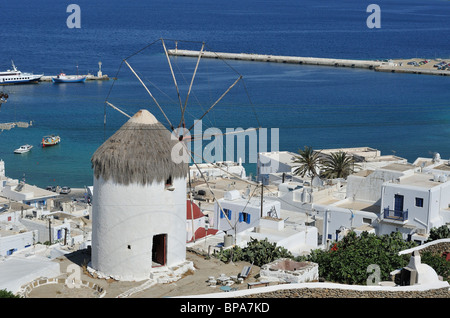 Bonis Windmühle Gehäuse das Volkskundemuseum mit Blick auf die Stadt Mykonos Griechenland. Stockfoto