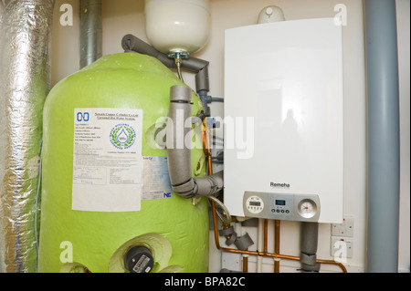 Energie effiziente isolierte Warmwasserspeicher mit kleinen Booster Kombikessel in ökologisch nachhaltige Passivhaus in UK Stockfoto