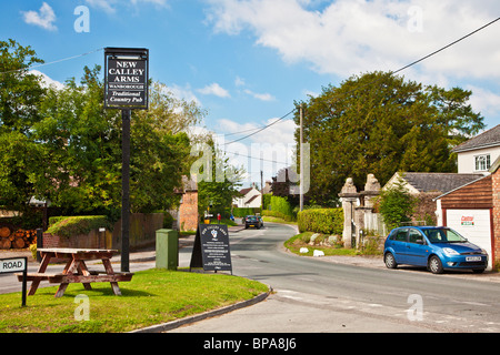 Blick entlang der Church Road aus dem neuen Calley Arms Pub in Wanborough, Wiltshire, England, UK Stockfoto