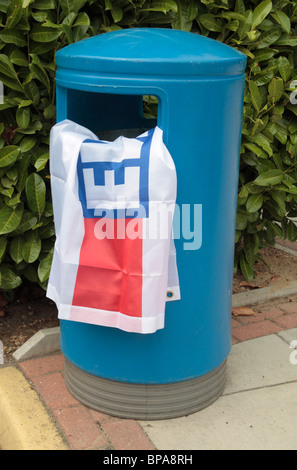 Eine England-Flagge gefüllt in einen Behälter um die Enttäuschung eines Wettsektor Fan nach einem anderen schlechte Leistung zu symbolisieren. Stockfoto