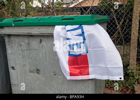 Eine England-Flagge gefüllt in einen Behälter um die Enttäuschung eines Wettsektor Fan nach einem anderen schlechte Leistung zu symbolisieren. Stockfoto