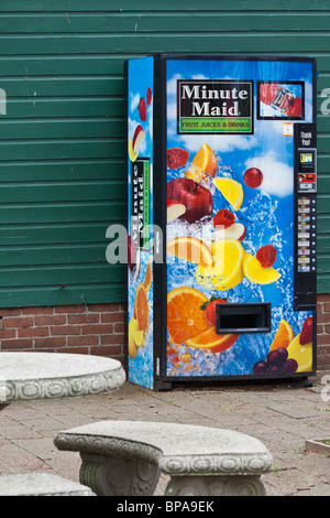 Verkaufsautomat Minute Zimmermädchen Saft Verkauf im Freien in der Stadt Straße Vorderansicht Nahaufnahme niemand hintergründig vertikal in den USA Hi-res Stockfoto