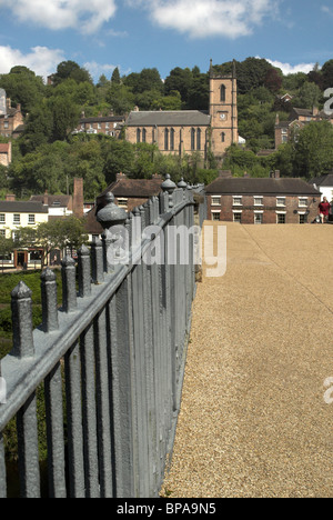 Rückblick auf das Dorf Ironbridge von der berühmten Eisenbrücke (UNESCO Weltkulturerbe). Stockfoto