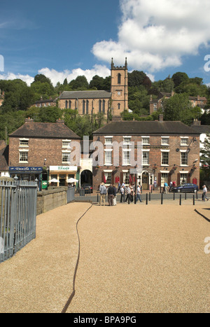 Rückblick auf das Dorf Ironbridge von der berühmten Eisenbrücke (UNESCO Weltkulturerbe). Stockfoto