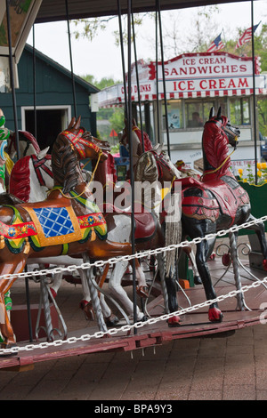 Tulip Time Festival Dutch Holland Michigan in den USA Nahaufnahme eines runden historischen Karussells hölzerne bunte Figuren vertikal von vorne niemand Hi-res Stockfoto