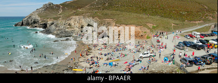 Blick von Kapelle Porth Strand und Parkplatz, Cornwall UK. Stockfoto