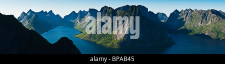 Blick auf Kjerkfjorden und Berge vom Reinebringen Peak, Lofoten Inseln, Norwegen Stockfoto