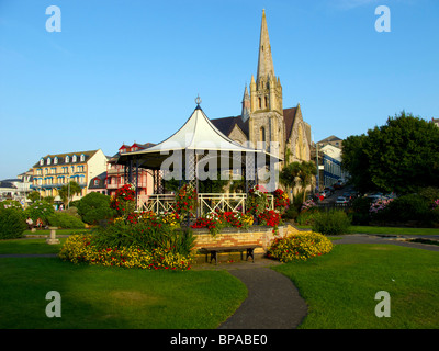 Ein Musikpavillon mit Blütenpracht in einem Park am Strand in Ilfracombe, North Devon Stockfoto