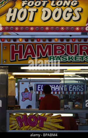 Hot Dogs und Hamburger Außenverkauf in der Stadtstraße von oben Rückansicht Lifestyle Menschen Essen Fast Food Szenen Veranstaltungen Leben vertikal in den USA USA USA Stockfoto