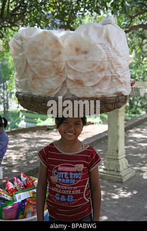 Khmer Mädchen verkaufen Fladenbrot am Wat Phnom in Kambodscha Stockfoto