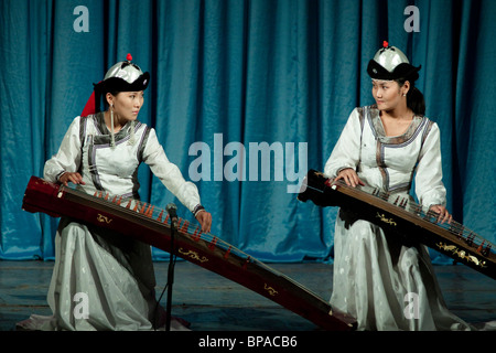 Womans im Theater spielt Yatag, traditionelle mongolische Arp. Ulanbataar, Mongolei Stockfoto