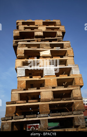 Stapel von Paletten (Europaletten) vor einem blauen Himmel außerhalb einer Fischauktion Stockfoto