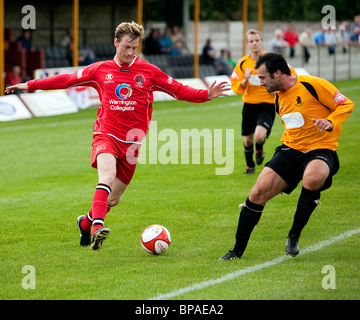 Warrington Stadt Spieler läuft mit dem Ball vorbei ein Ossett Albion Verteidiger an der Dimplewells Road, Osseten Stockfoto