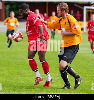 Warrington Stadt Stürmer schützt den Ball in einem Match gegen Ossett Albion an der Dimplewells Road, Osseten Stockfoto