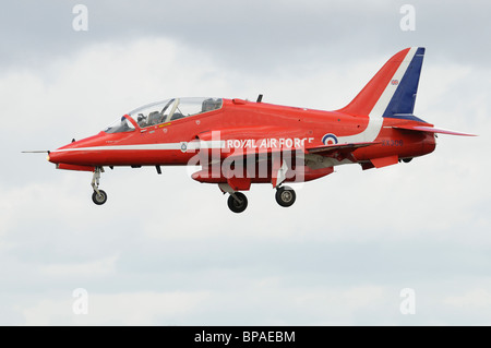 British Royal Air Force Hawk T1A Jet Trainer XX306 der roten Pfeile Kunstflug Display Team kommt in RAF Fairford zu landen Stockfoto